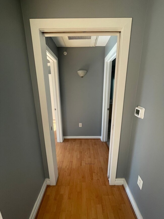 Building Photo - 1 bedroom condo conveniently located in up...