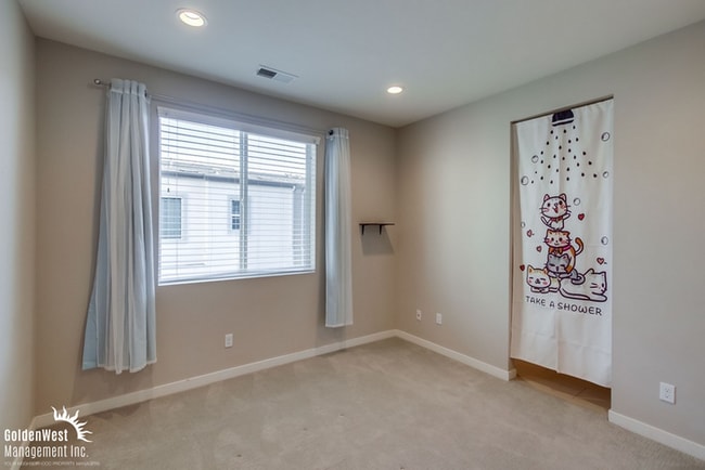 Building Photo - Stylish 3Bdm 3Ba Townhouse with Modern Upg...