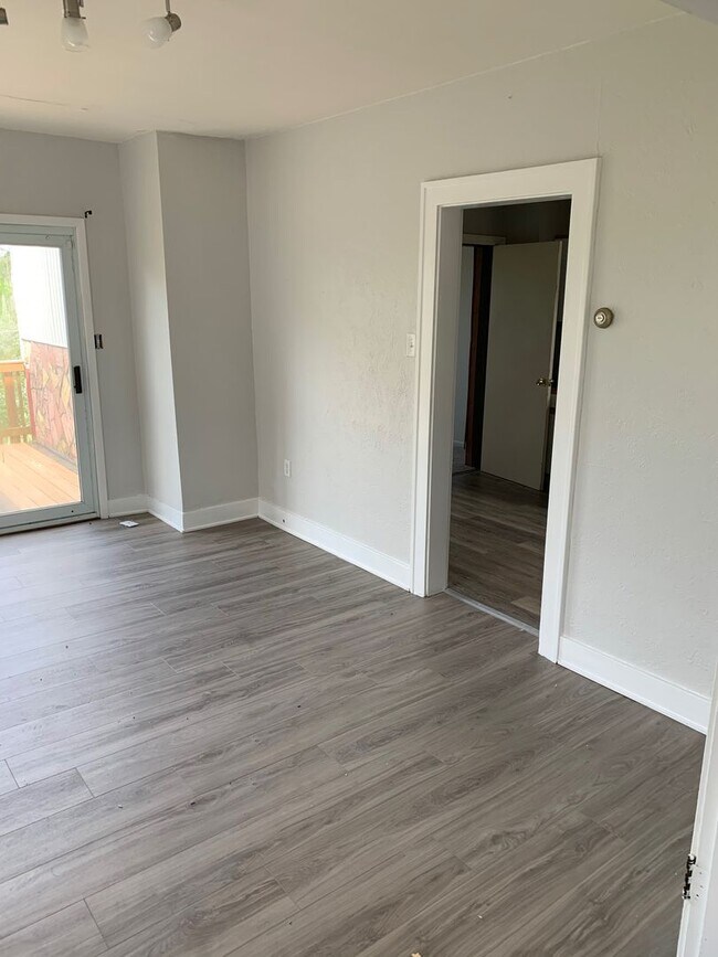 Building Photo - 3 bedroom 1 bath deck and yard