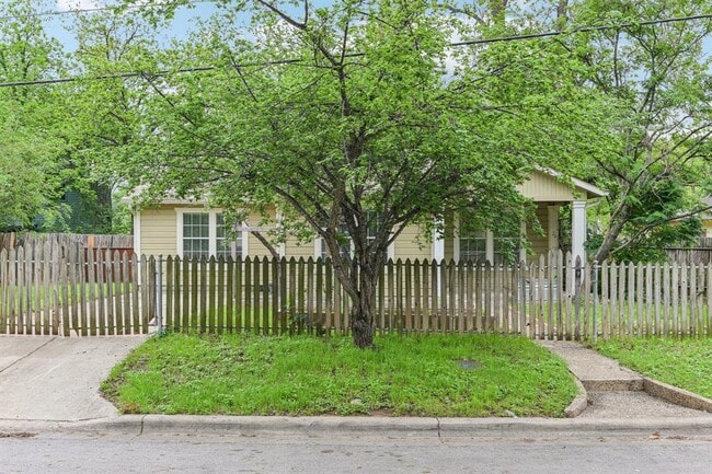 Building Photo - 903 Chote Ave