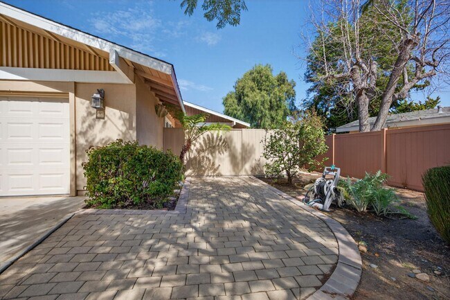 Building Photo - 1525 Fairway Dr