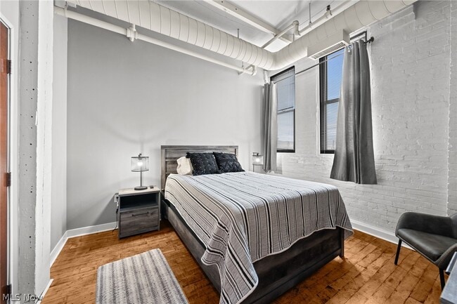 Building Photo - 1133 W 9th St