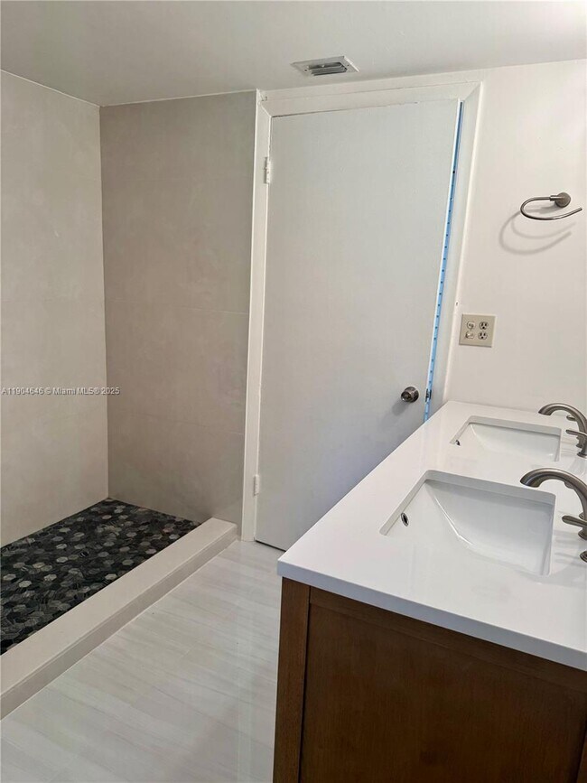 Building Photo - 605 Ives Dairy Rd