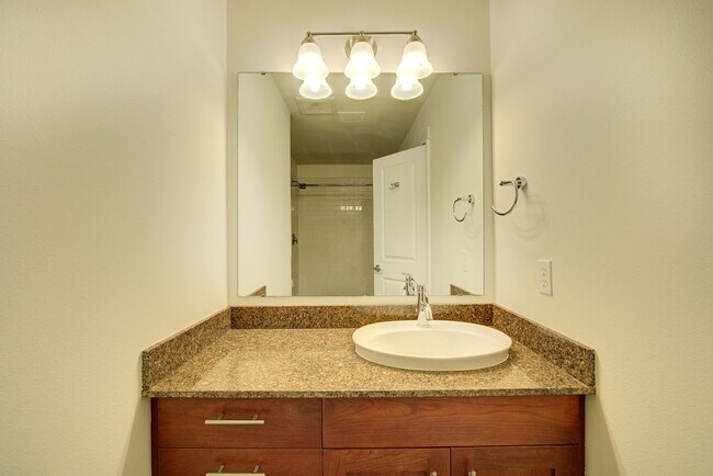 Building Photo - 3Bd/1.75Ba Seattle Condo