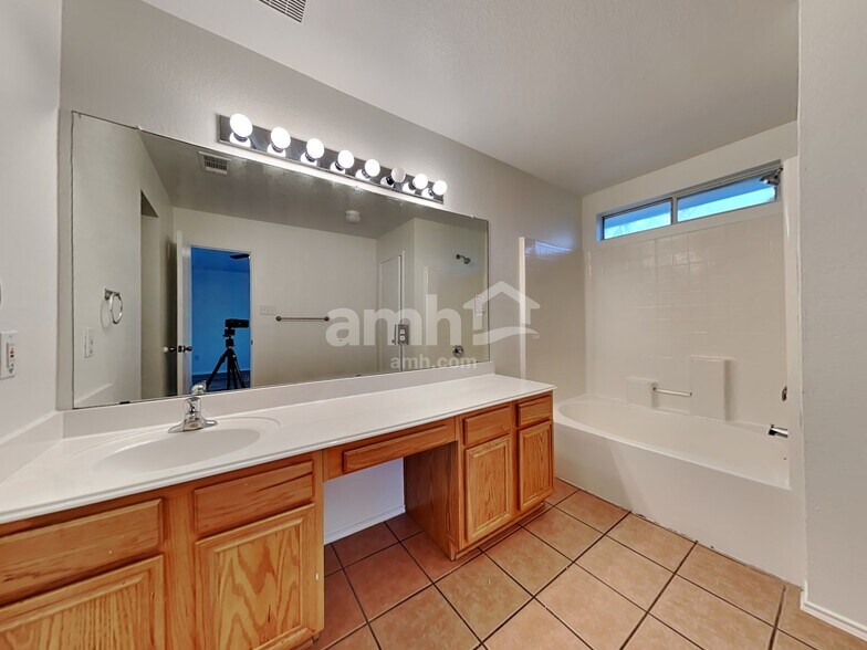 Building Photo - 312 Pepperwood Trl