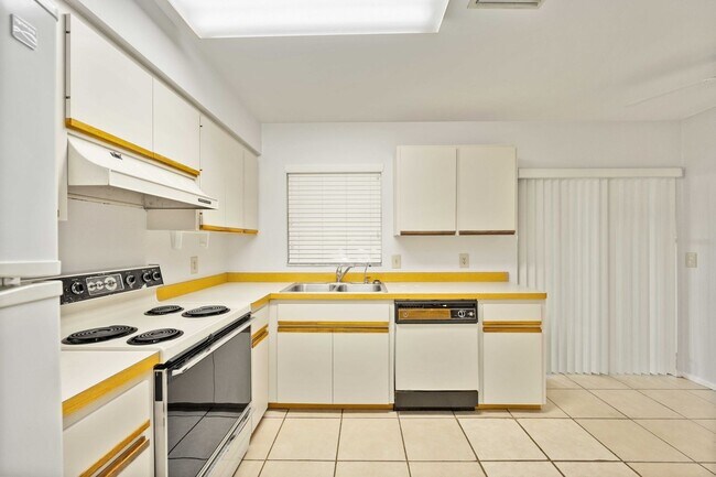 Building Photo - Beautiful Must See!! 3/2 Plus Sunroom & Garage!!  Gated Community!!