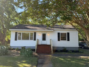 Building Photo - Rancher with Large Back Yard!