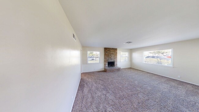 Building Photo - 3 bed 1.5 bath house + Studio Apt