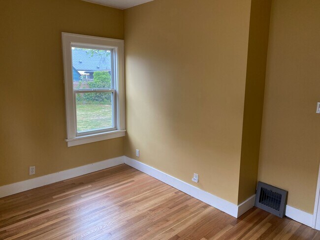 Building Photo - Arbor Lodge Bungalow!