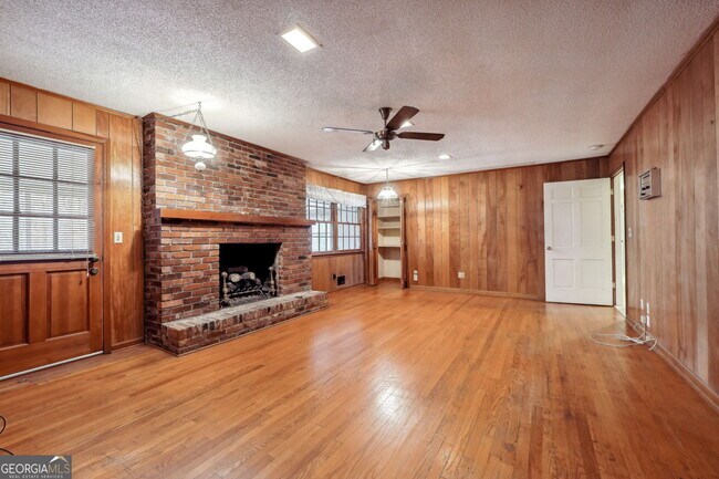 Building Photo - 5140 Lakewood Dr