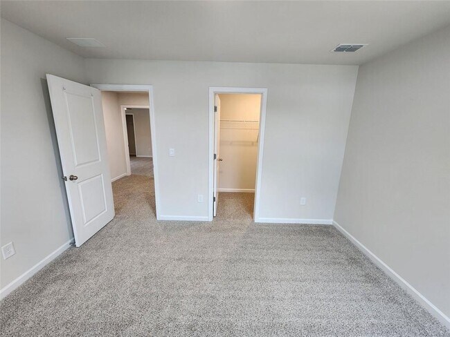 Building Photo - 235 Vly Oak Dr
