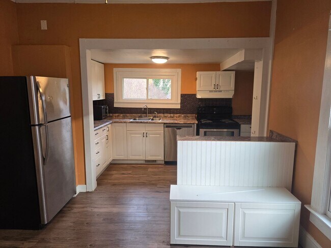 Building Photo - Charming 1920s Bungalow Steps from Downtown Mebane!