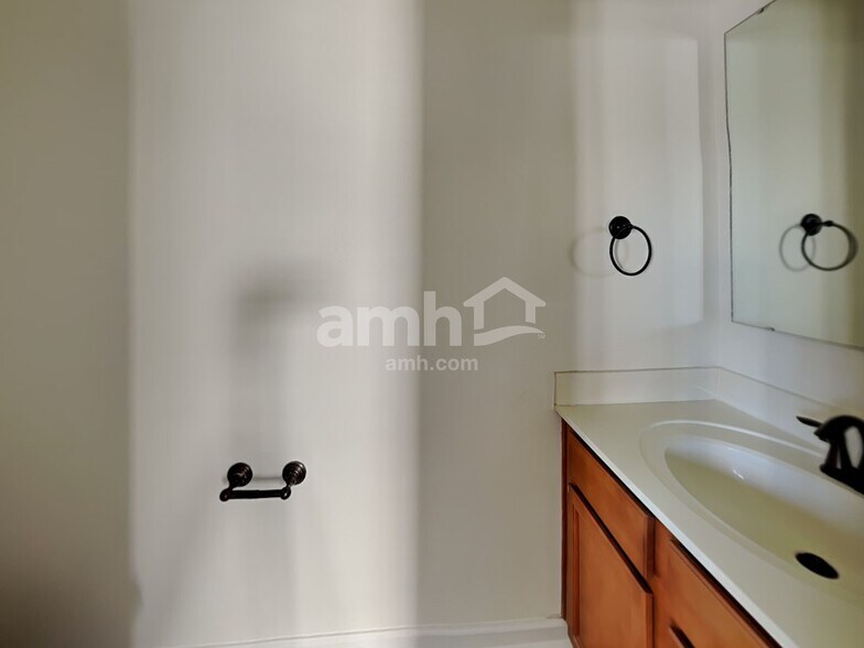 Building Photo - 2590 Leighswood Dr