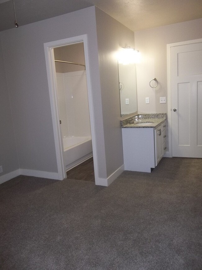 Building Photo - End Unit Spacious Two Bedroom Two & Half Bathroom Townhouse Available!