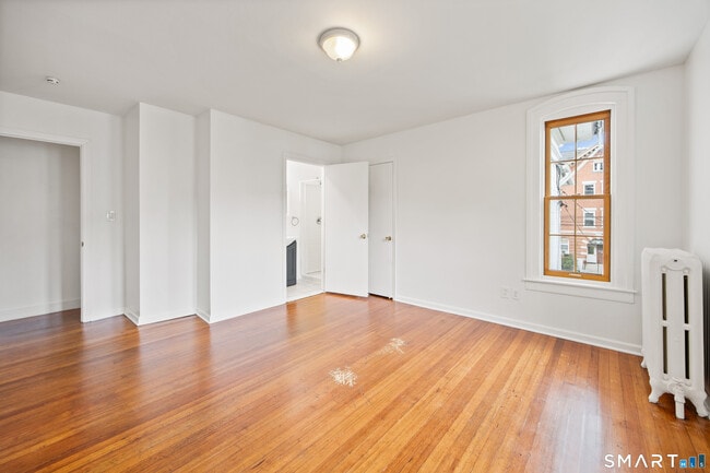 Building Photo - 226 Meadow St