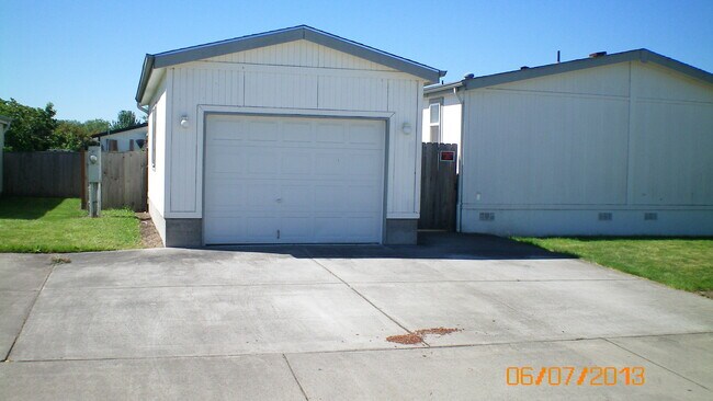 Building Photo - 33171 Fuchsia Ln