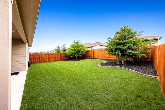 Building Photo - NO CARPET! Up to 1 Month Free Rent with 18-24 Month Lease! No Security Deposit Programs Available.