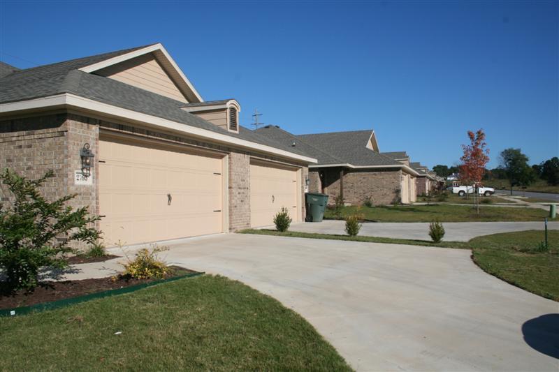 Building Photo - 2845 N Seneca Ave