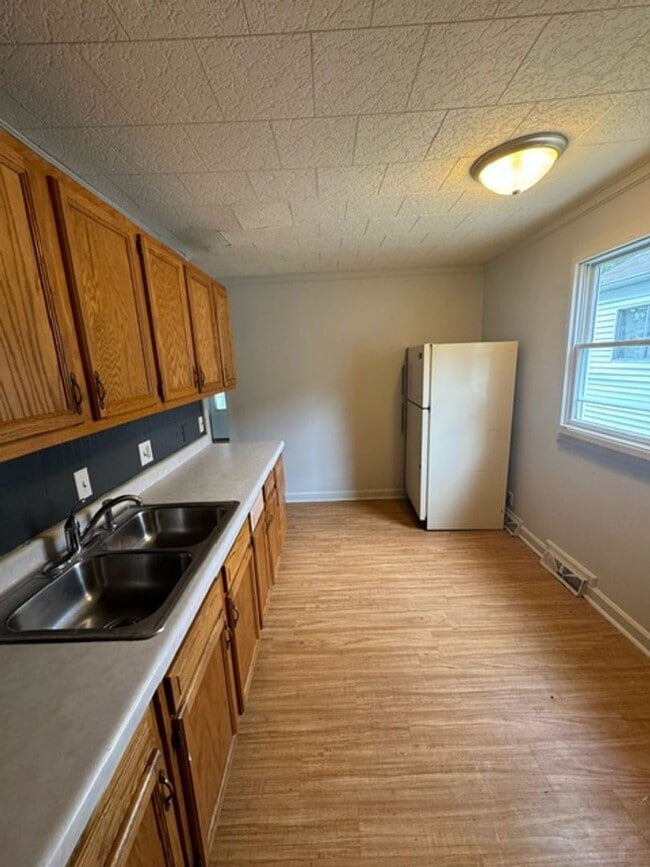 Building Photo - 2718 Kenwood Ave