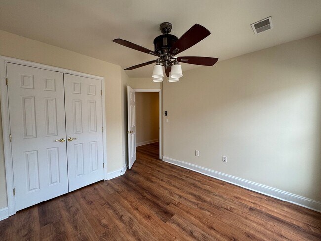 Building Photo - Gorgeous 4 Bed 3 Bath End Unit Brick Townh...