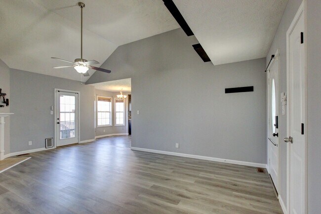 Building Photo - Sweet 3 bed 2 bath.  Cat friendly.
