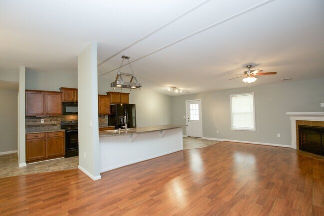 Building Photo - "Charming 3 Bed, 2 Bath Home in Spring Lak...