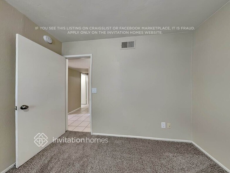 Building Photo - 5634 W Altadena Ave