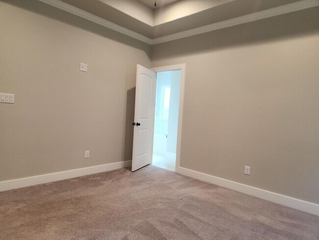 Building Photo - Spacious Home