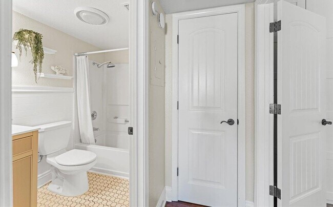 Building Photo - 120 Reflections Dr