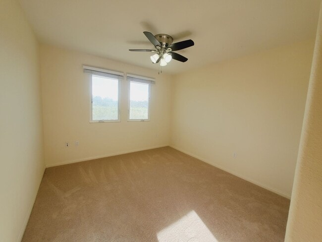 Building Photo - Spacious Condo 3 bedrooms, 2 bathrooms Built 2016