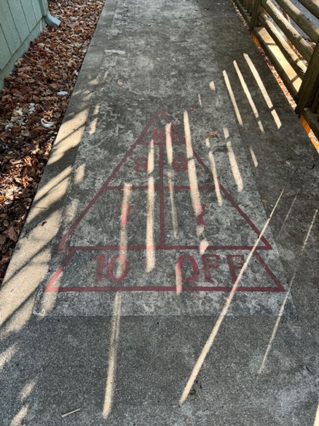 Building Photo - 3 Bedroom In Shasta View Neighborhood with Bonus room, sun room, gazebo and putting green!