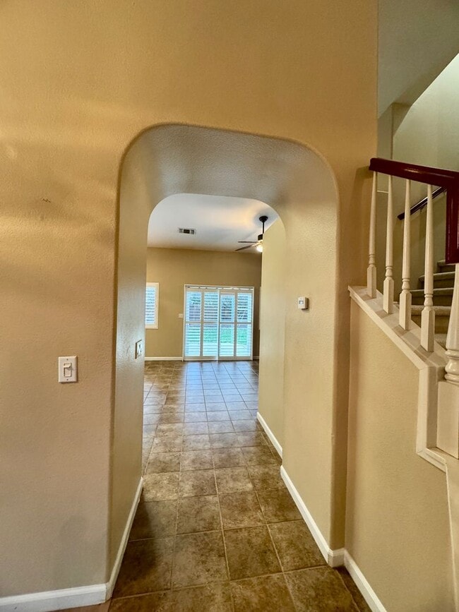 Building Photo - Spacious 3 Bedroom 3 Full Bathrooms Available Now!