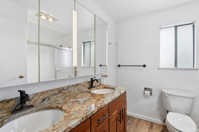 Building Photo - 2Bd/1.5Ba Bellevue Townhouse