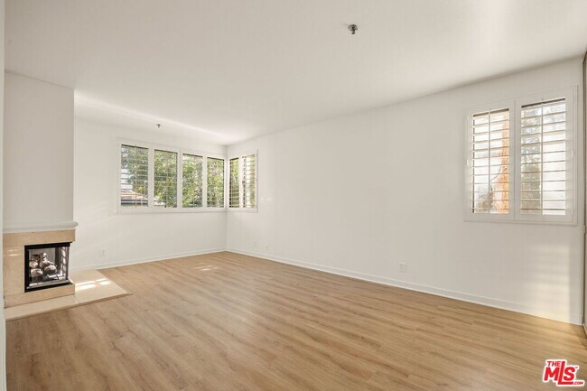 Building Photo - 2122 Century Park Ln