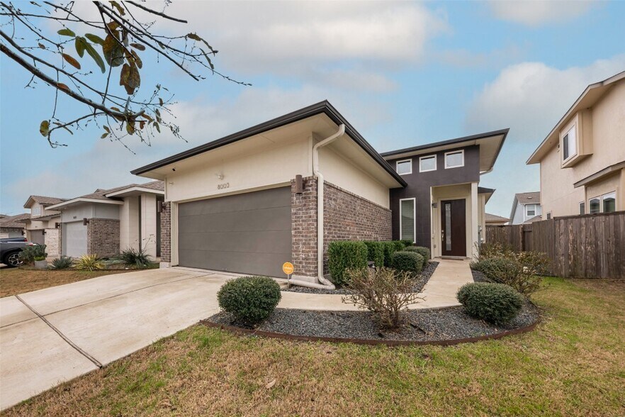 Building Photo - 8005 Izetta Ln