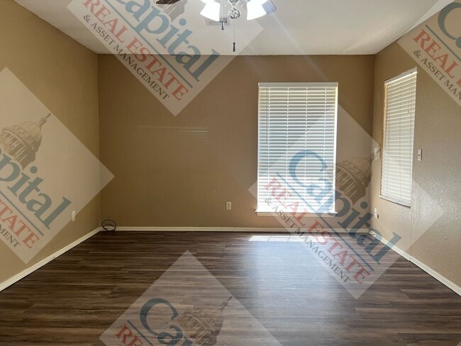 Building Photo - Spacious 4 Bedroom