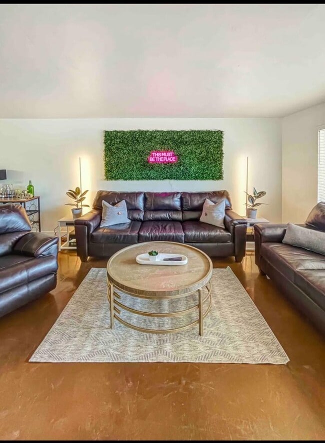 Building Photo - 6558 E 2nd St