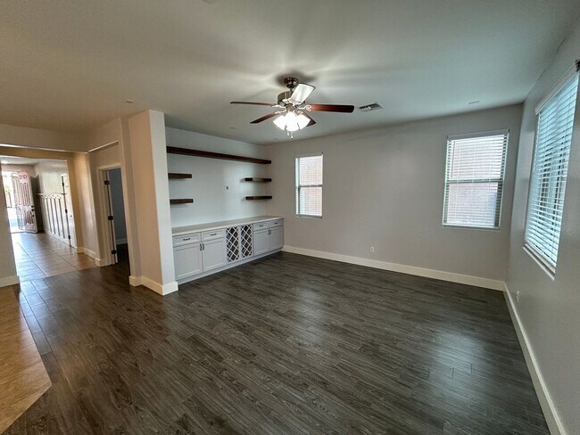 Building Photo - 15439 W Poinsettia Dr