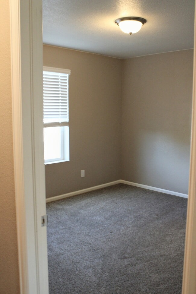 Building Photo - 415 3rd St