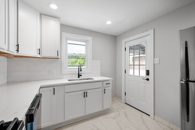 Building Photo - Stunning 2 bedroom home in Ambridge availa...