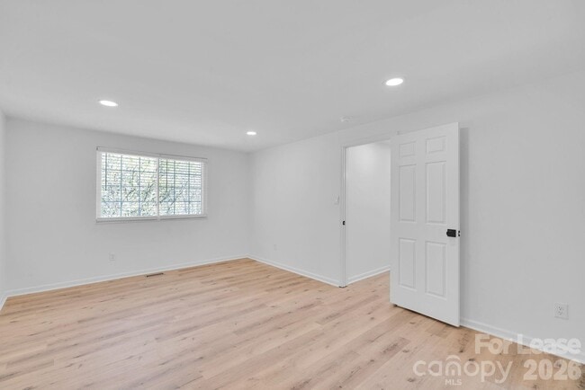 Building Photo - 7404 Shadowlake Dr