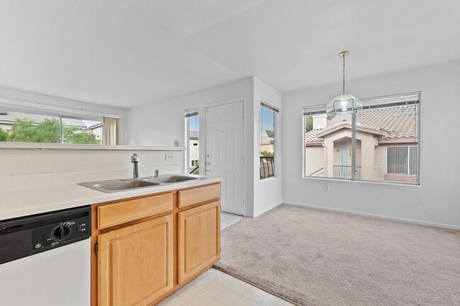 Building Photo - Beautiful 2 Bedroom Condo with Community P...