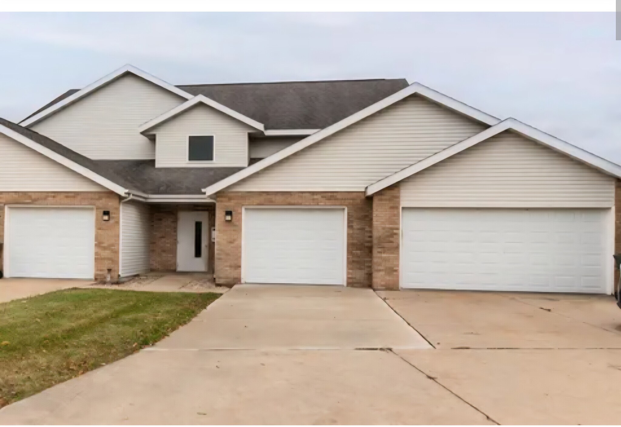 One car garage with concrete driveway. - 1121 Stonewood Xing