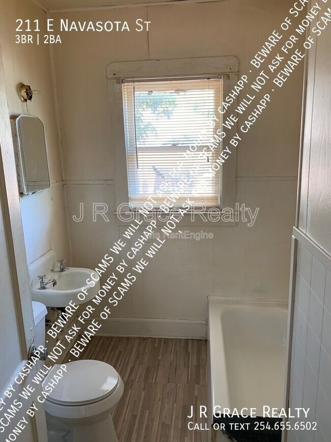 Building Photo - 211 E Navasota St