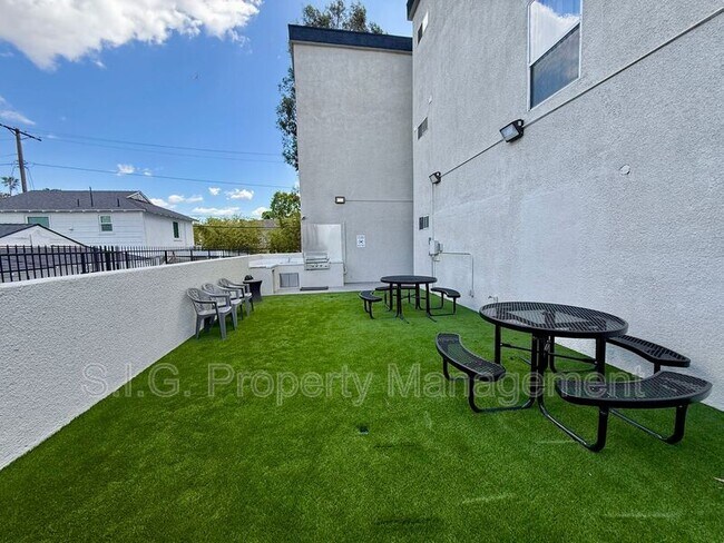 Building Photo - 4500 Laurel Canyon Blvd