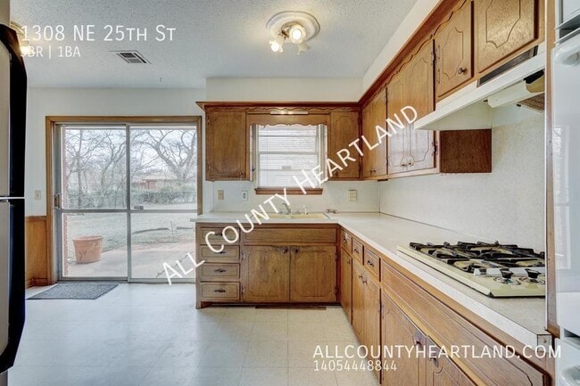 Building Photo - 1308 NE 25th St