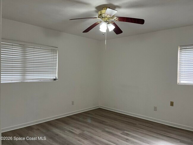Building Photo - 211 W Laila Dr