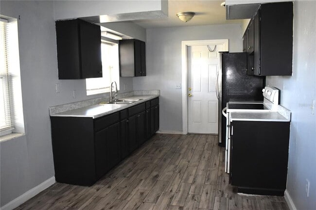 Building Photo - 5920 Riviera Dr