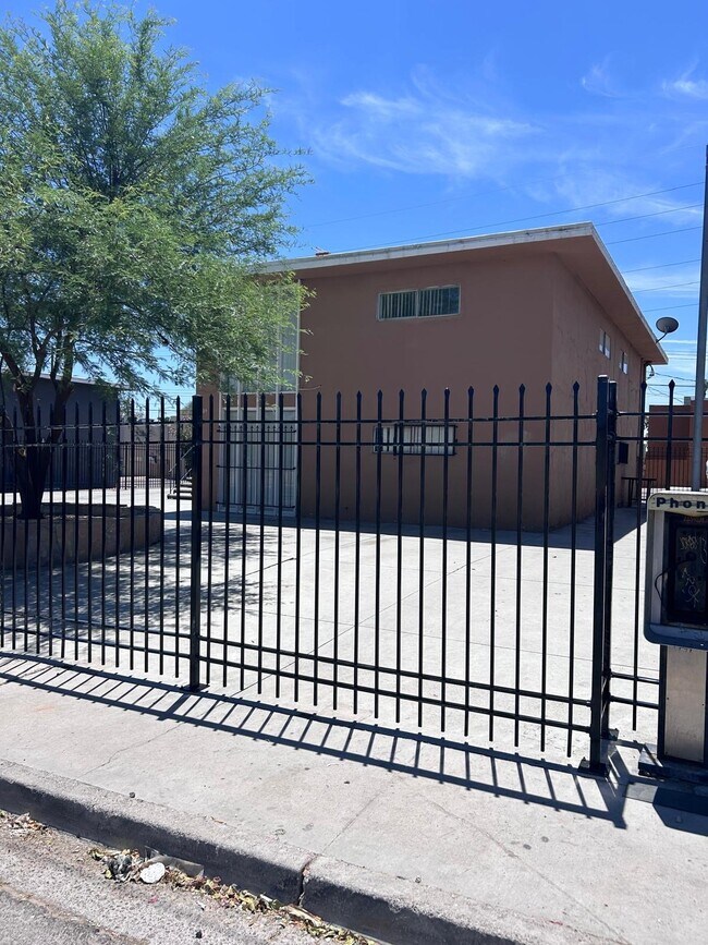 Building Photo - 1409 Sombrero Dr