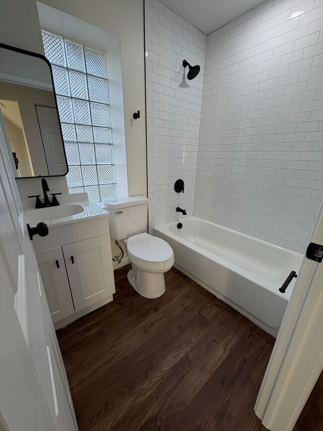 Building Photo - 2080 E 5th Ave